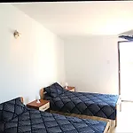 Lory A Three Bedroom With A Bbq Divšići
