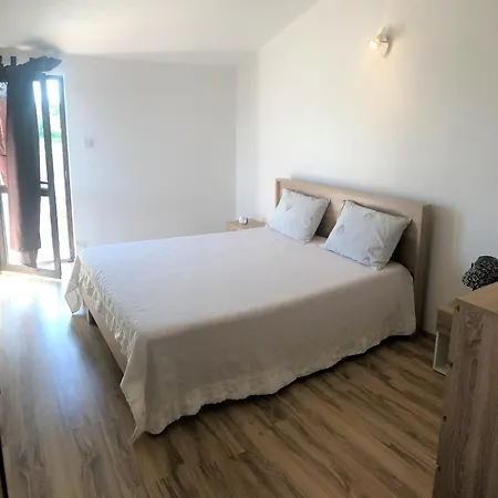 Appartamento Lory A Three Bedroom With A Bbq Divšići