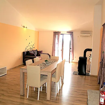 Lory A Three Bedroom With A Bbq Divšići