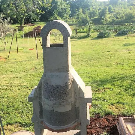 Lory A Three Bedroom With A Bbq