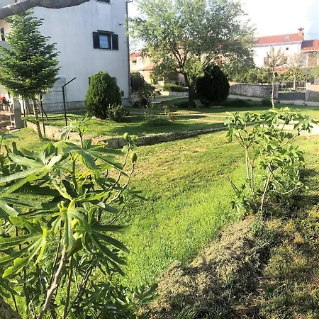 Lory A Three Bedroom With A Bbq Appartamento Divšići