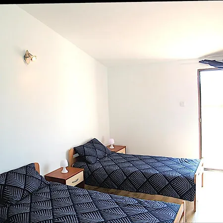 Lory A Three Bedroom With A Bbq Divšići