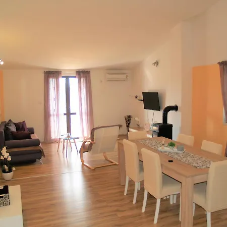 Lory A Three Bedroom With A Bbq