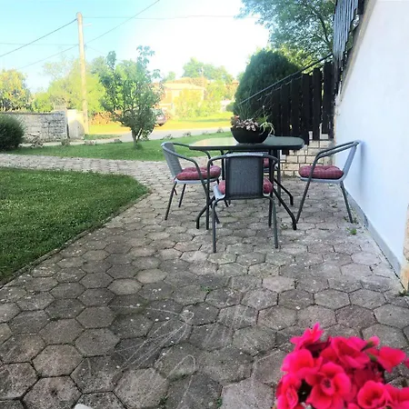 Lejlighed Lory A Three Bedroom With A Bbq Divšići