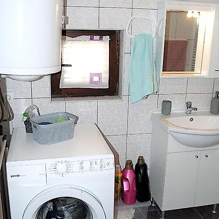 Lory A Three Bedroom With A Bbq * Divšići