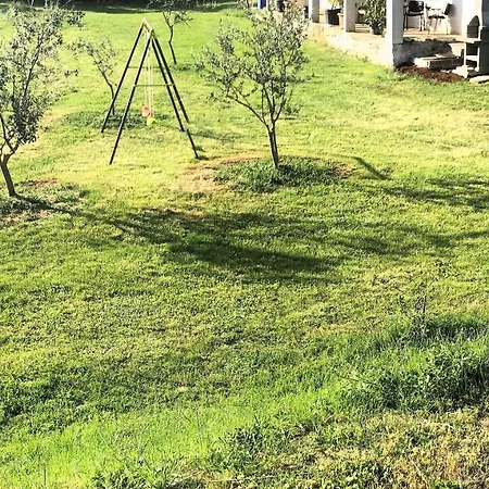 Lory A Three Bedroom With A Bbq *