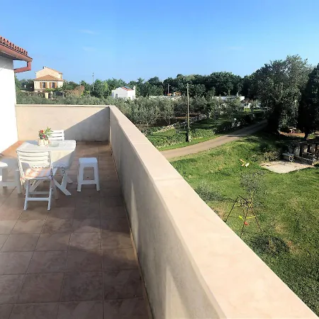 Lory A Three Bedroom With A Bbq Apartamento Divšići