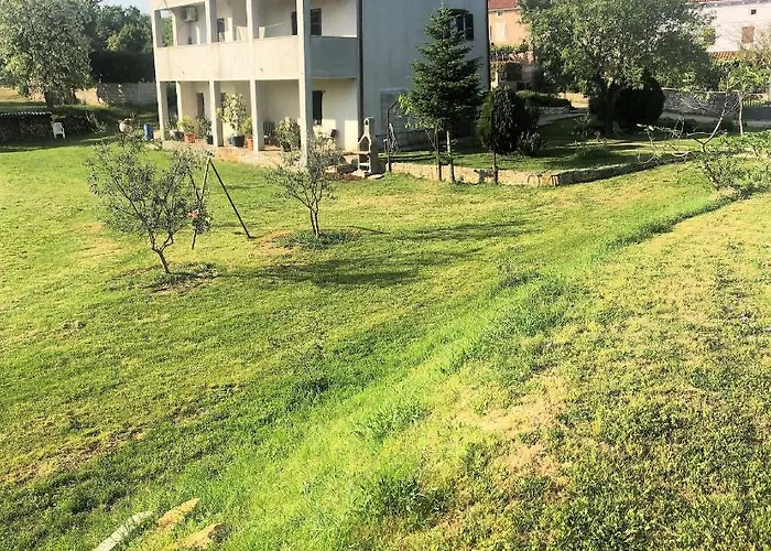 Apartman Lory A Three Bedroom With A Bbq *