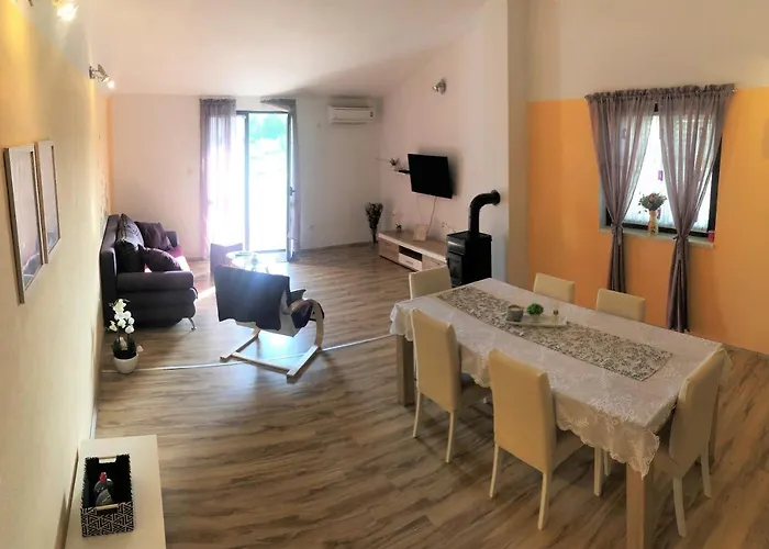 Lory A Three Bedroom With A Bbq Apartman Divsici