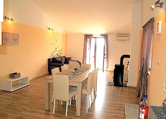 Lory A Three Bedroom With A Bbq Divsici