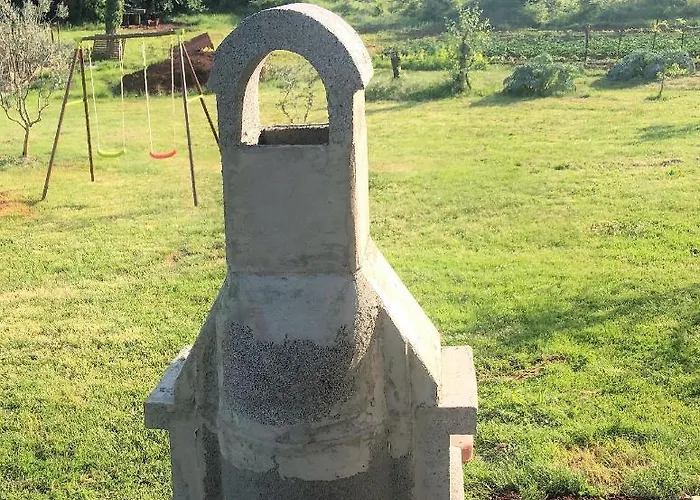 Lory A Three Bedroom With A Bbq