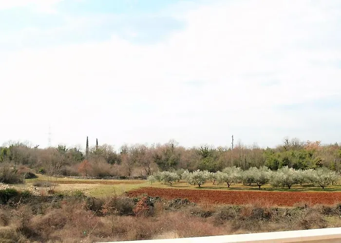 Lory A Three Bedroom With A Bbq *