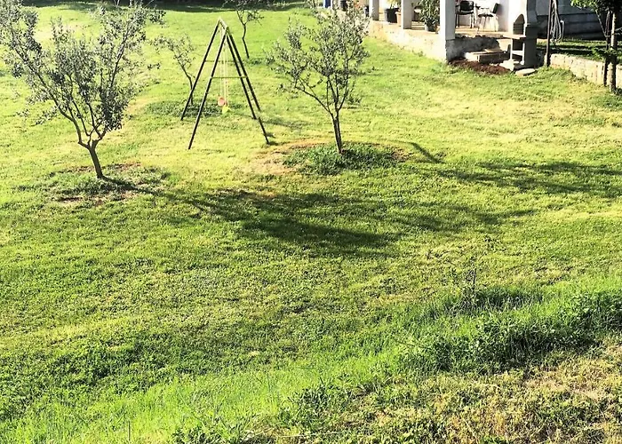 Lory A Three Bedroom With A Bbq *