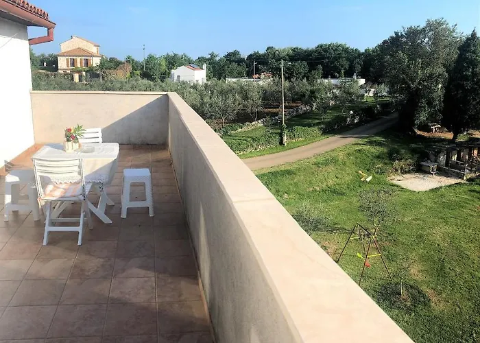 Lory A Three Bedroom With A Bbq Apartman Divsici