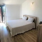 Apartman Lory A Three Bedroom With A Bbq Divsici