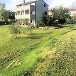 Apartman Lory A Three Bedroom With A Bbq *