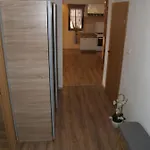 Apartman Lory A Three Bedroom With A Bbq *