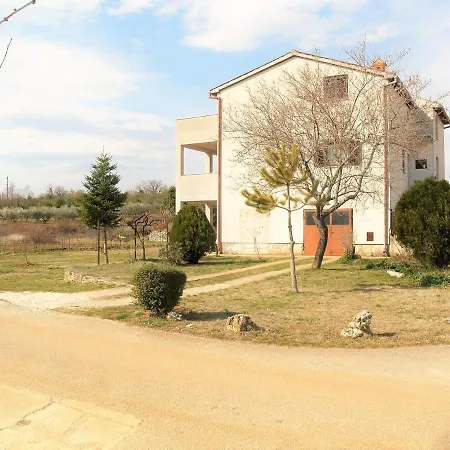 Appartement Lory A Three Bedroom With A Bbq