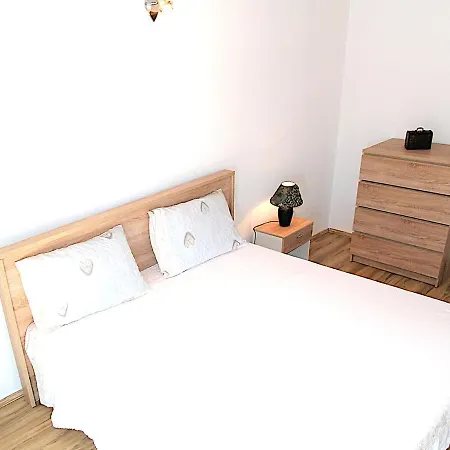 Lory A Three Bedroom With A Bbq 아파트