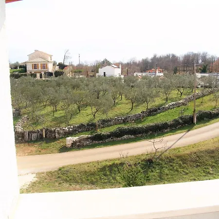 Lory A Three Bedroom With A Bbq Divšići