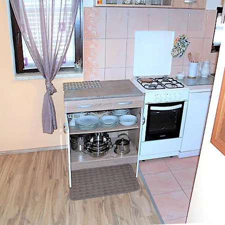 Lory A Three Bedroom With A Bbq 아파트 Divšići
