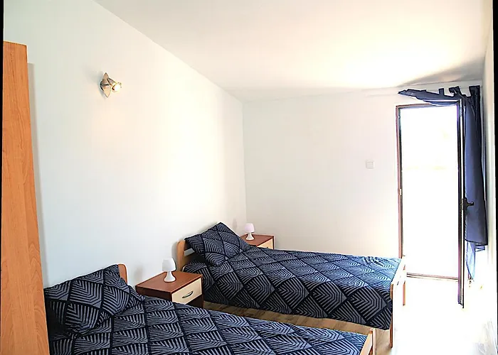 Lory A Three Bedroom With A Bbq Divšići
