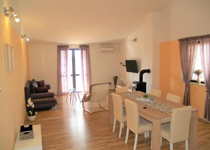 Lory A Three Bedroom With A Bbq