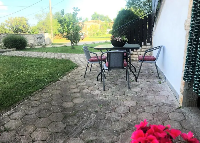 Appartement Lory A Three Bedroom With A Bbq Divšići