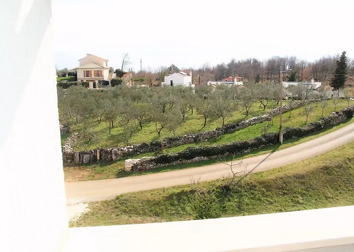 Lory A Three Bedroom With A Bbq Divšići